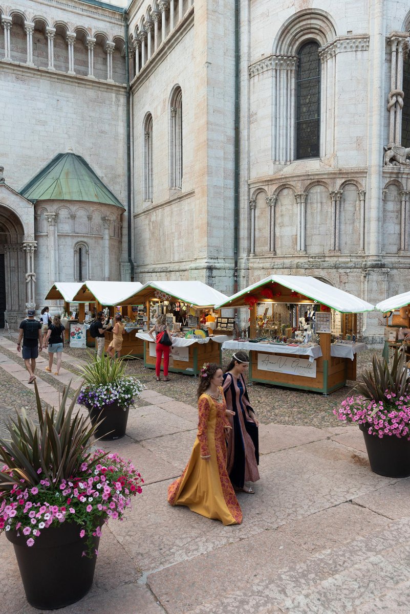 ProvinciaTrento's tweet photo. Si è aperta ufficialmente “La Corte dei Mastri”, la vetrina dell'artigianato trentino presente alle #FesteVigiliane di Trento.
Gli assessori #FrancescaGerosa e @robertofailoni: “Un omaggio al settore nel cuore delle Feste Vigiliane".

https://t.co/u0xcqmPWZg https://t.co/cbAaT2f4Bw