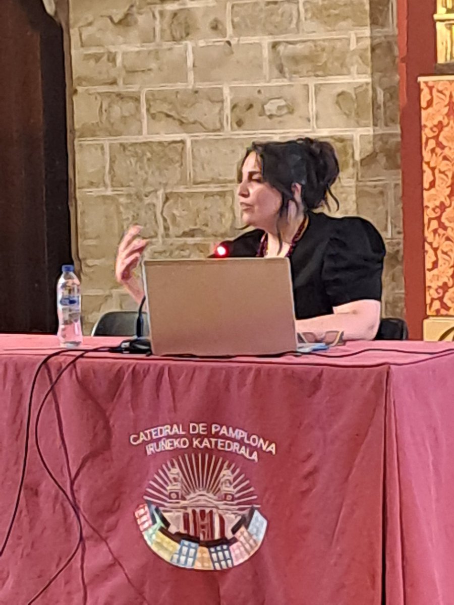 Marta Gómara, de la Asociación Vicus (Cascante), habla en este momento en la Catedral de Pamplona sobre el juego de la pelota en el imperio romano, dentro de la lll Jornada Iglesia y Pelota organizada por <a href="/NapikePamplona/">NAPIKE</a>  en colaboración con <a href="/CatePamplonaM/">Museo Catedral de Pamplona</a> .