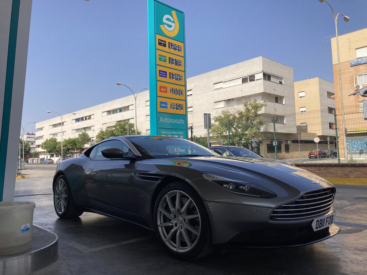 essanjeronimo's tweet image. Hola amigos!🙋🏻‍♂️

Aquí vemos de todo, desde lo más clásico hasta lo más moderno, British style!🇬🇧 

Cada uno en su estilo y en su época, con 60 años de diferencia, ambos son bellísimos, MG Midget de 1965 y Aston Martin DB11 de 2025, enhorabuena a Wito y Caroline, a disfrutarlos!😜