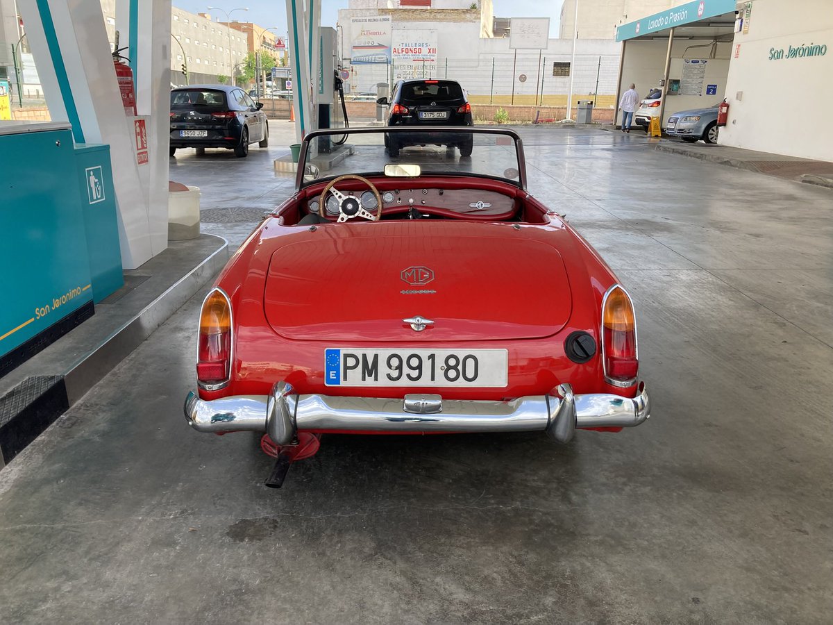 essanjeronimo's tweet image. Hola amigos!🙋🏻‍♂️

Aquí vemos de todo, desde lo más clásico hasta lo más moderno, British style!🇬🇧 

Cada uno en su estilo y en su época, con 60 años de diferencia, ambos son bellísimos, MG Midget de 1965 y Aston Martin DB11 de 2025, enhorabuena a Wito y Caroline, a disfrutarlos!😜