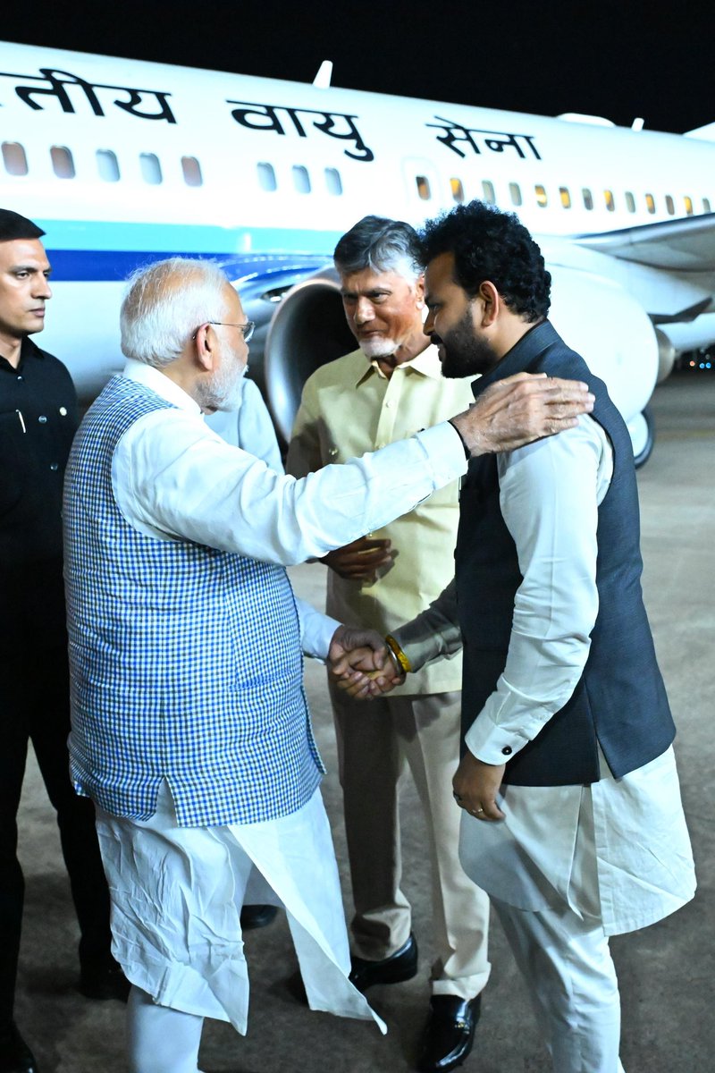 नायडू जी, ये कमाल का उड्डयन मंत्री दिया है आपने हमें। मेरी टक्कर का है, कोई गिरे, कोई मरे, टेंशन नहीं लेता। मस्त रील बनाता है।
