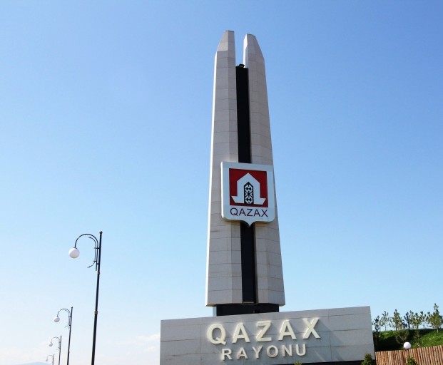 Kuzey Azerbaycanda Karapapak yurdu olan Gazah Qazax Bölgesi Kazak resimdeki iki bıcığa,ortadaki kazak şapkaya ve perdelerdeki işlemelere (nakışa) dikkat edin.

#türktarihi #türk #Karapapakhi #karapapak #GazahQazax #Kazakistan #Kazaklar