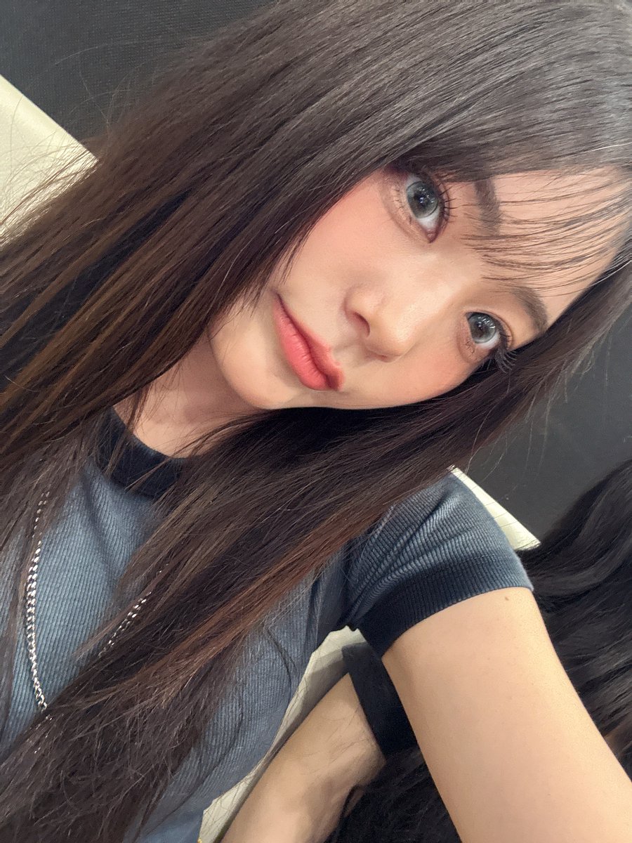 @Weekly_QWER: Jun,21,2025 Siyeon naver fancafe post cafe.naver.com/eggkim/359633?… MINGMING💜 Hi! Today we're going to appear at the Seoul Music Awards! I'm so excited hehe Our outfits are so pretty too so I'm excited💓 Please look forward to today too!! I ate a lot of delicious food so I'll…