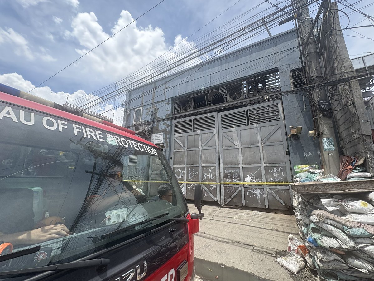 Tatlong construction workers ang sugatan matapos ang pagsabog sa ginagawang storage facility ng crude oil sa isang warehouse sa Road 10 sa Tondo, Maynila.