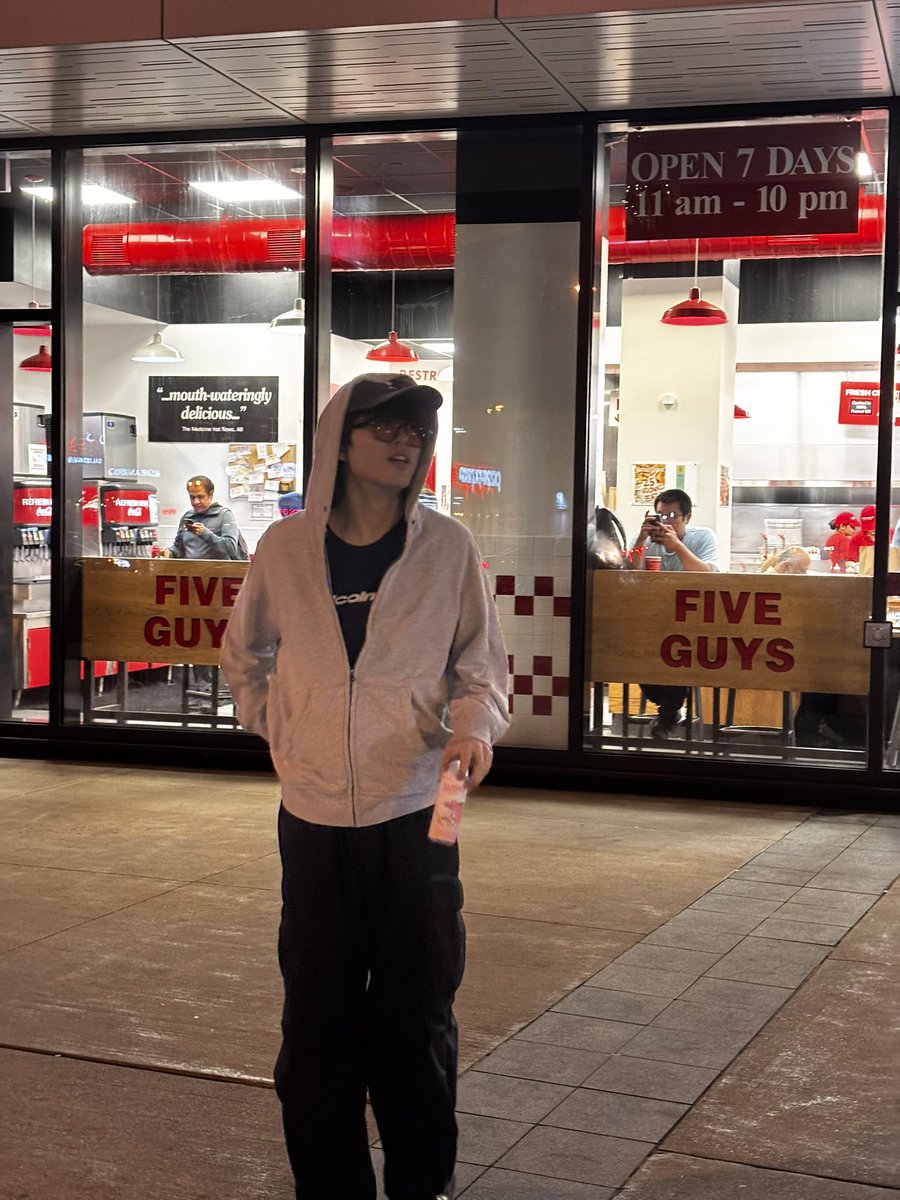 sorryimsolace's tweet image. she cheated on me with 5 guys so i broke up with her at five guys