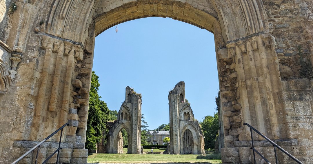 Happy Saturday - and Summer Solstice! The abbey is open this weekend from 10am to 6pm (last entry 5:15pm).

#VisitSomerset #DaysOut #KidsGoFree #History #Heritage #Ruins