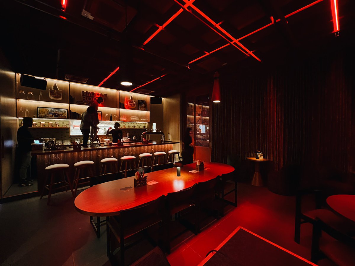 Bangalore, pls meet the Middle Room

A proper listening room tucked between The Conservatory &amp; Naru/W.I.P at Courtyard - hence the name of course (hehe, gotta love it)

Opens to the public next week. Built by a legendary A-team at every touch point

More photos &amp; deets below👇🏾