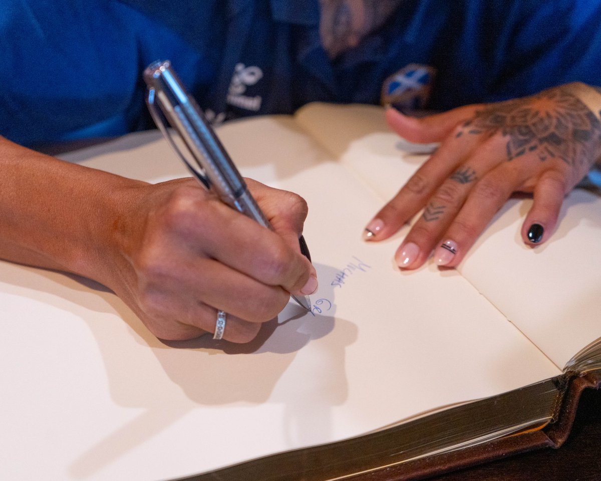 💦 ¡Firmando en el libro de las grandes experiencias! 

Nuestras jugadoras dejaron su huella en el libro de visitas de <a href="/SiamPark/">Siam Park</a>, el mejor parque acuático del mundo 🏆

 Si aún no lo has visitado, ¡no esperes más! Vive la emoción de Siam Park y descubre por qué es una experiencia