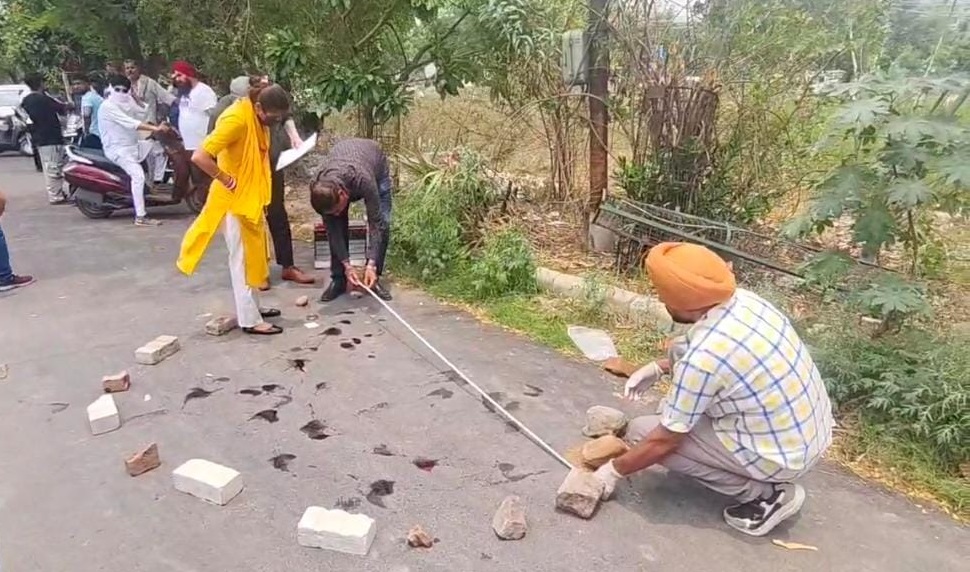 KesariPunjab's tweet image. जालंधर में गढ़ा रोड पर पिम्स अस्पताल के सामने एक प्लाट को लेकर आई.ए.एस. बबीता कलेर के गनमैन ने गोली चला दी। बतायाा जा रहा है कि प्लाट मालिक अपने प्लाट को देखने आया था इसी दौरान बबीता कलेर के पति जो आप नेता है कि मामूली बहस हो गई। इसके बाद गोली चली। 
#jalandhar #firing #gunman