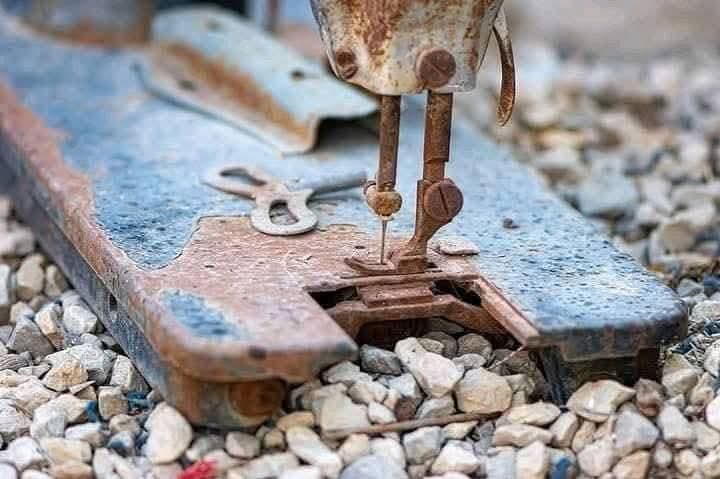 جب ماں چلی جاتی ہے تو وہ سوئیاں بھی زنگ آلود ہو جاتی ہیں جو کبھی زخموں کو سیا کرتی تھیں۔ 🥺
اللّٰہ پاک ہر کسی کے ماں پاب کو سلامت رکھ۔
جن کے والدین فوت ہو گئے ہیں ان کو جنت الفردوس میں اعلی مقام عطا فرماء