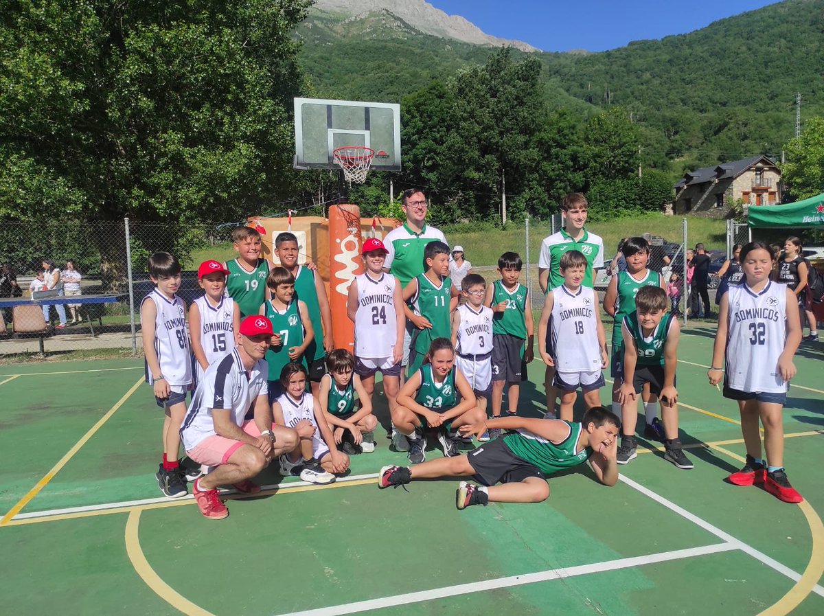 Nuestros Benjamines consiguen la primera victoria de este torneo. Enhorabuena chavales!! 

Dominicos 16-55 Benjamin 

#sellevaelverde #lamanzanamecanica #vallebenasket