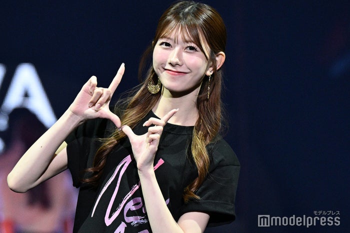 🏖️オキコレ2025🫧】 AKB48千葉恵里、圧巻の色白美脚際立つミニスカ姿