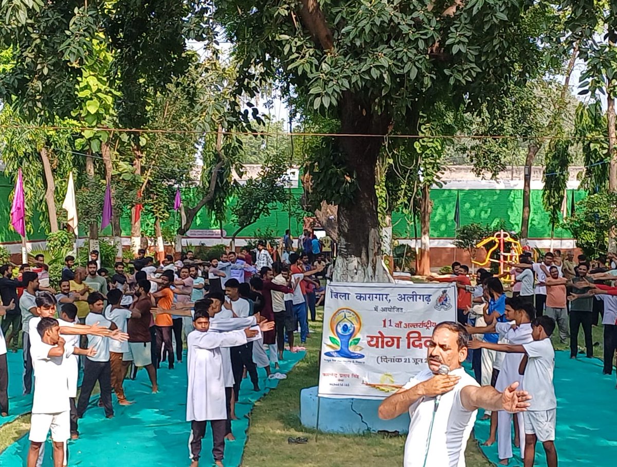 DlsaHathras's tweet photo. International Yoga Day was organized in District Jail Aligarh today on 21.06.2025 under the guidance of ADJ/Secretary DLSA, Hathras. In which the prisoners lodged in the jail were made aware about its benefits by doing yoga. #yogasenyayatak, #YogaDay2025, #nalsaforwellness https://t.co/6Iyg1jWiFh