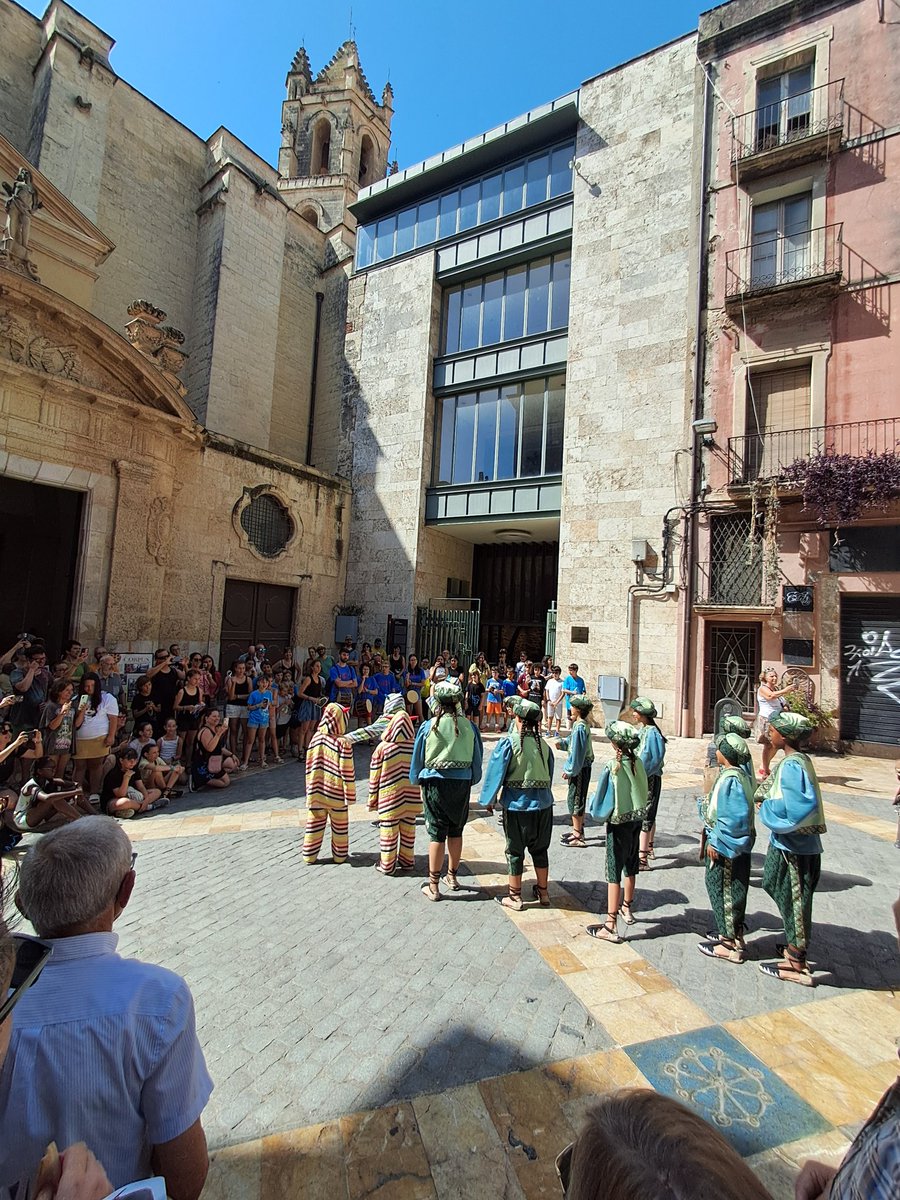 antoniveciana's tweet photo. Hi haurà un dia que la megafonia de @ReusCultura serà digna. Però ja no ho veurem. Cada any igual. https://t.co/dvRjVto8pU