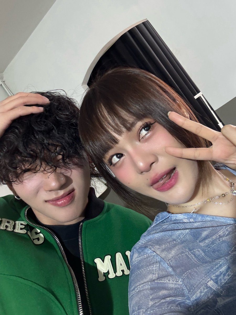 official_bamm's tweet photo. ขอบคุณพี่คริสและพี่พลอยที่ชวนมางไปร่วมเมาท์แฟ่ดกับ ‘กฤติน PERSES’ ในรายการ ‘Horwang Sisters Plus’ ด้วยนะคะ สนุกและดีใจที่ได้มาร่วมพูดคุยด้วยกันมากๆ เลยค้าบ👀✨
🔗 https://t.co/lS85w1OBTl
#HorwangSistersPlus
#HorwangSistersClub
#bamm #MANG_bamm
#PERSES #KRITTIN_PERSES https://t.co/nO6mFNBV89