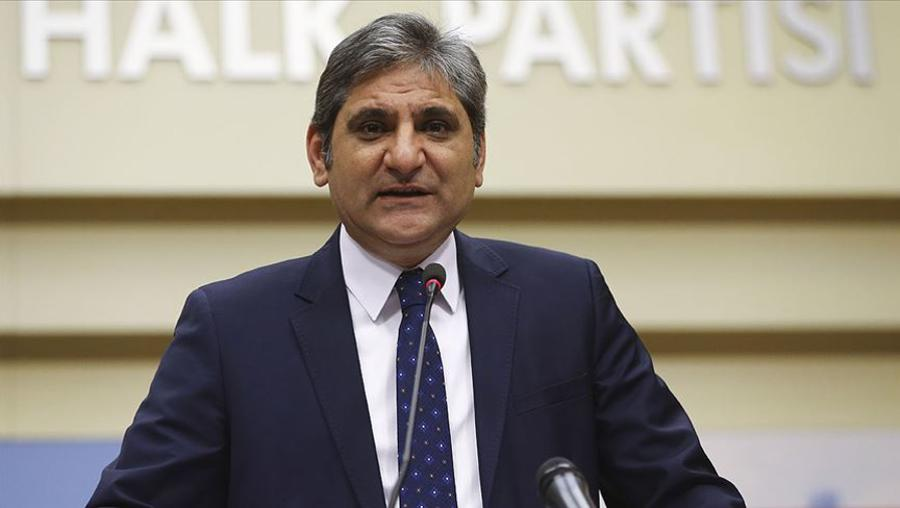 İBB Soruşturmasında tutuklanan Aykut Erdoğdu:

"İki hafta boyunca tuvaleti taşan, mutfağı taşan bir lağımın içinde yaşamak ve burayı temizlemek zorunda kaldım.

Birbirimizi görmemiz ve konuşmamız yasak. Hücrelerimiz çok pis ve kasvetli. Her birimize kısıtlı malzeme verilerek