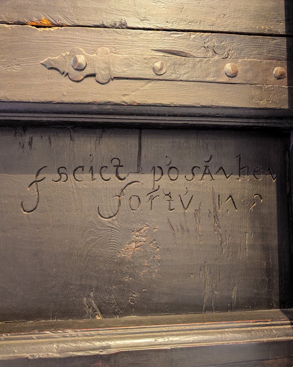 💡 ¿Sabías que…?
En un rincón privilegiado del #PalacioDeGuevara se encuentra la firma ✒️ del cantero que talló su emblemático patio… ¡y con fecha incluida! 🗓️

#VisitLorca #TurismoCultural #RinconesConEncanto #SecretosDelPatrimonio #ArquitecturaBarroca #DescubreLorca