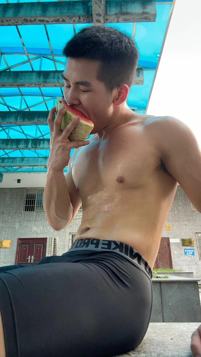 长沙的夏天 汗水 西瓜 光膀子 戴🔒 光明正大不穿衣服 我喜欢夏天