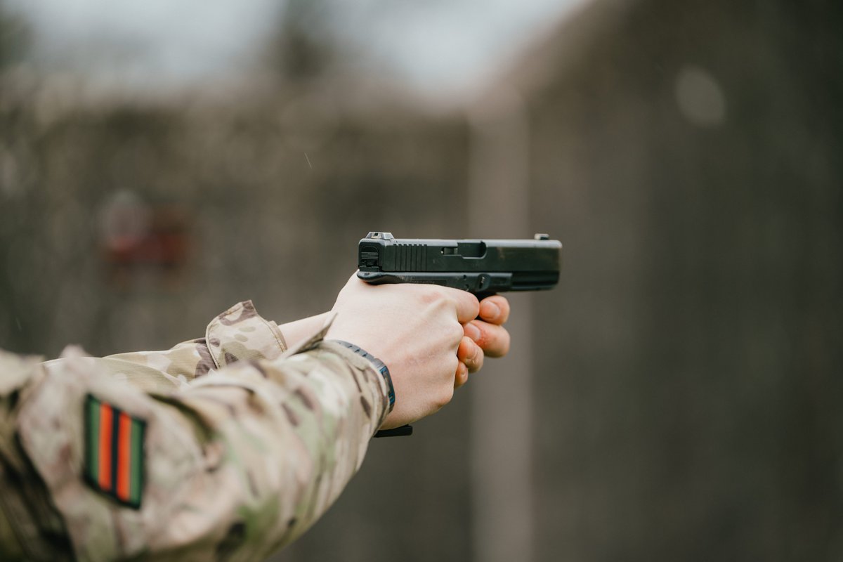 RiflesRegiment's tweet image. The Glock 17 pistol is most effective at a range of between 10 and 25 metres. Firing a pistol accurately under combat conditions is challenging, so we purposefully try and make our training as realistic as possible to reflect this.