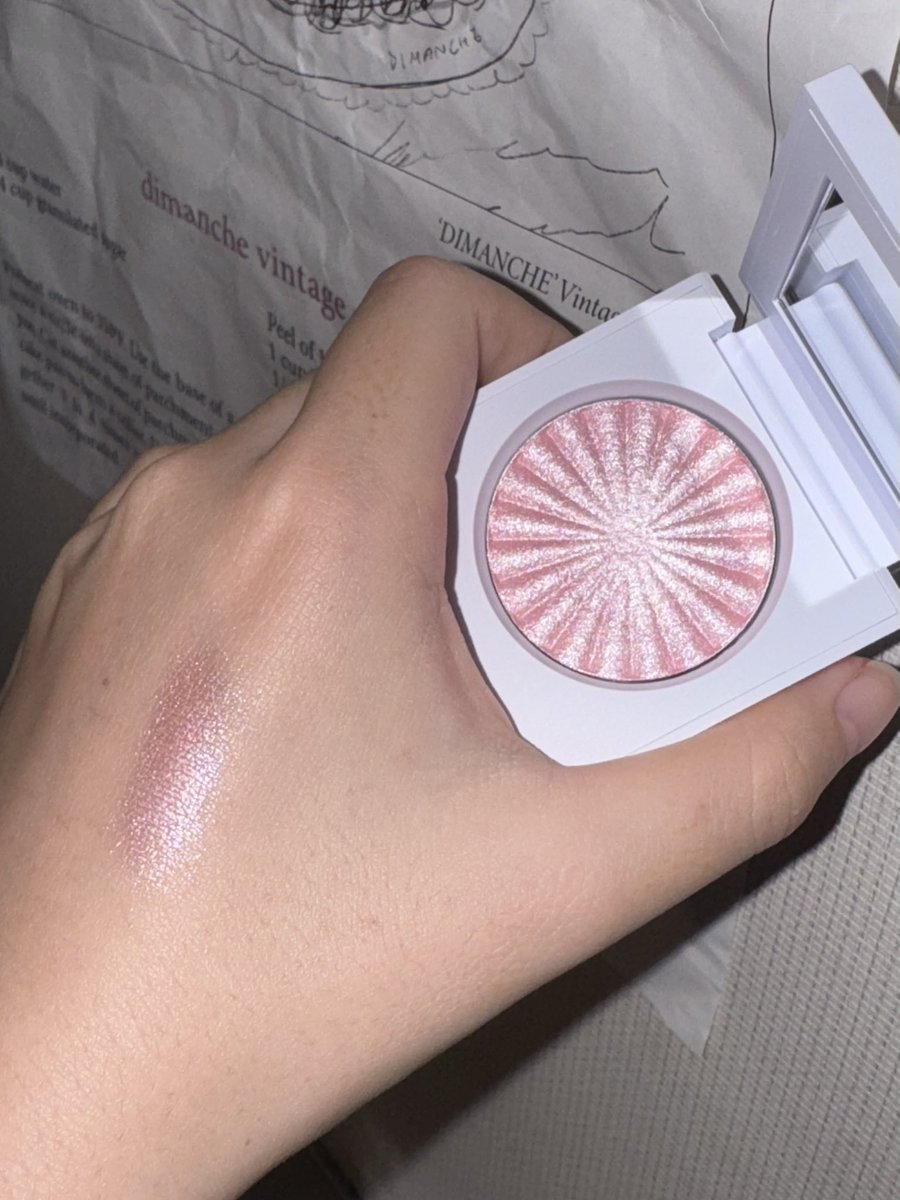 나도 드뎌 오프라 하이라이터를...
필로우토크 역시 명성대로 아름답네요..
실버베이스에 핑크빔이라니...
코랑 턱에 발라주면 너무 예쁠꺼같아요
공홈에서 첫구매로 만오천구백언에 득템했어요🎵