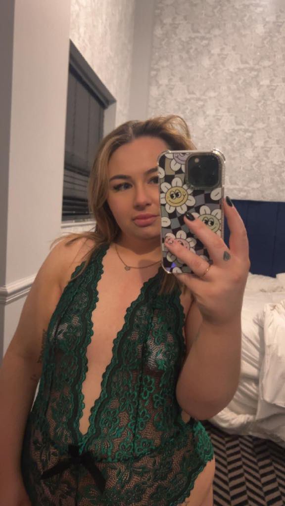 YorkieBarMilfs's tweet photo. Submission: rate, like and comment t on this big titty #MILR #hotwife what are you doing with her boys and girls? https://t.co/9zvtKZnpYC