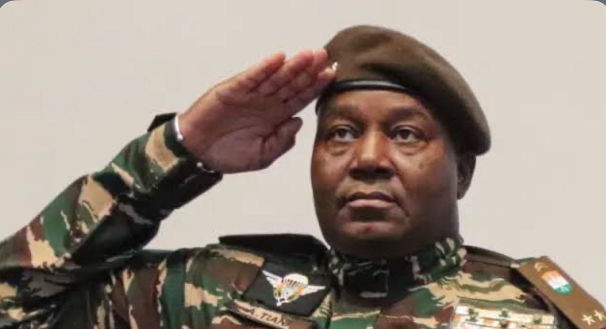 |Niger 🇳🇪|
« Chasser le colon, et reprendre le contrôle de nos ressources minières, telle est la devise. Et si Orano (et derrière cette entreprise, le gouvernement français) tente de s’y opposer, ce même colon devra tous nous passer sur le corps. Le général TIANI représente