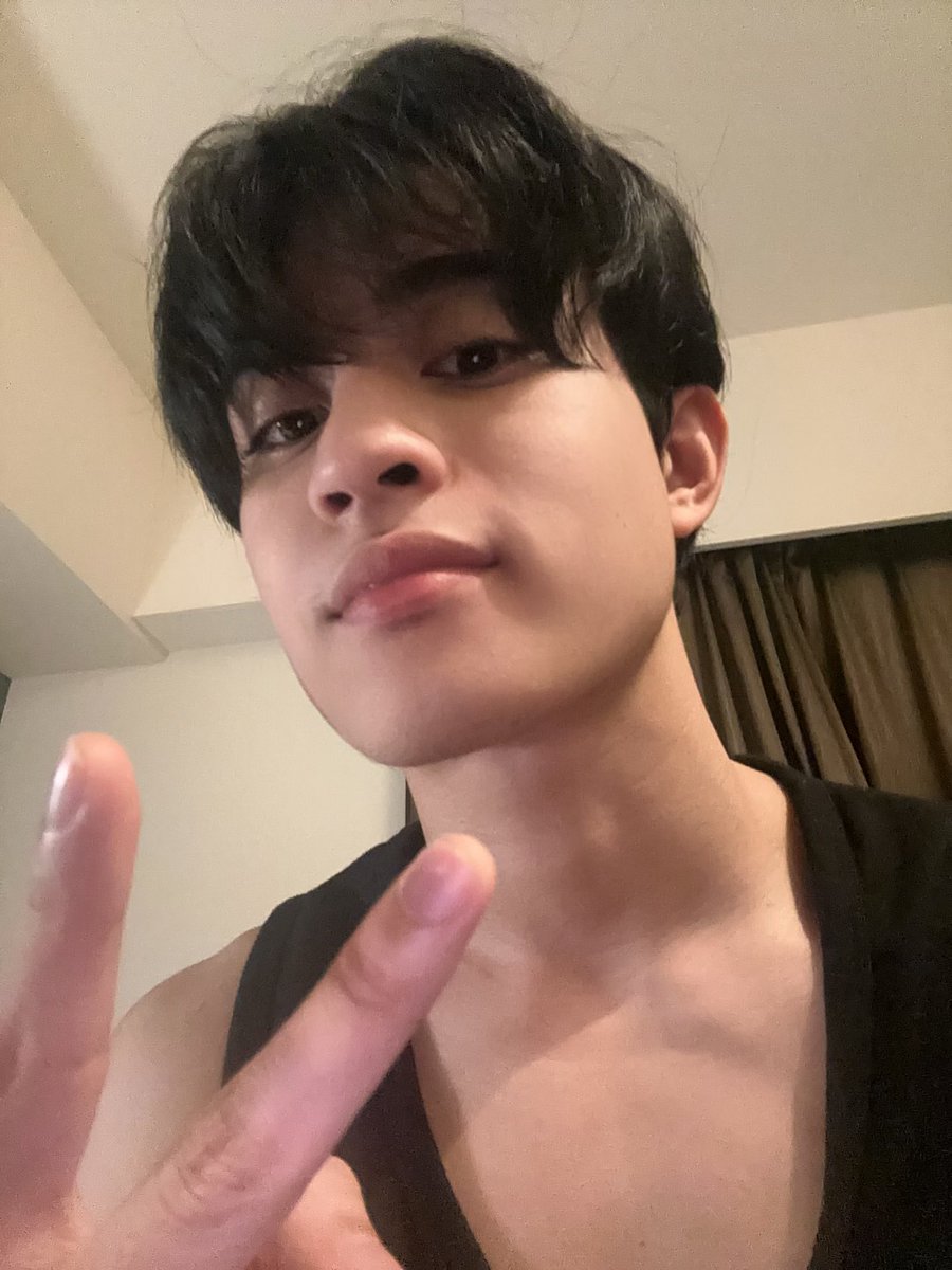 ตอนนี้ผมอยู่ญึ่ปุ่น เตรียมพร้อมสำหรับงานในวันพรุ่งนี้ วันนี้เลยอาจจะไม่ได้ไลฟ์นะครับบ ไว้เดี๋ยวอาทิตย์หน้ามาเจอกัน ส่วนพรุ่งนี้ใครมีบัตรก็มาเจอกัน อยากเจอทุกคนมาก พร้อมมาก😘🥰