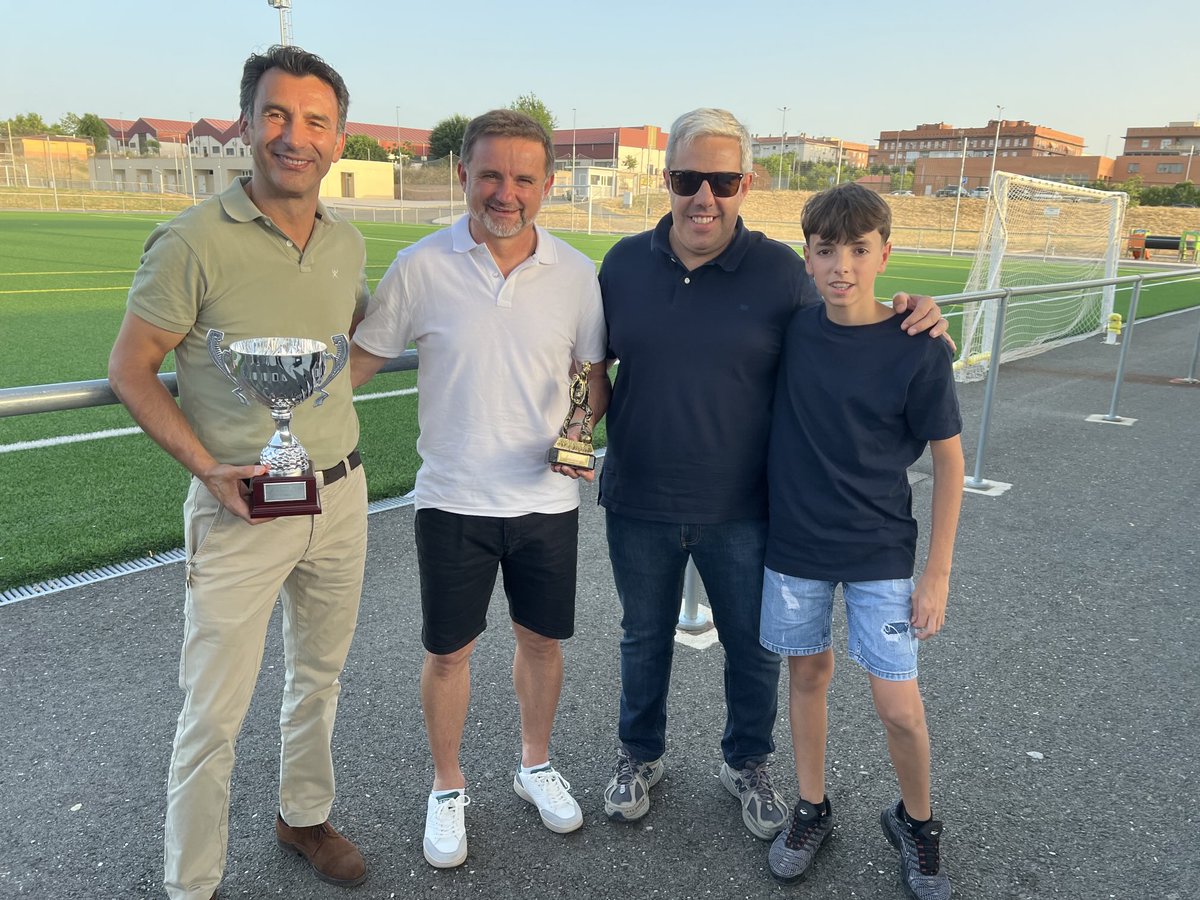 🏆 Recogiendo el trofeo entregado por Extremadura en Juego al #CPC como mejor equipo de la temporada.
🔝 Julio Cobos fue reconocido como mejor entrenador.
🤗 ¡Gracias por la labor que hacéis con el deporte extremeño! 💚🤍🖤
Gracias también afición siempre con el equipo. Vamos CPC