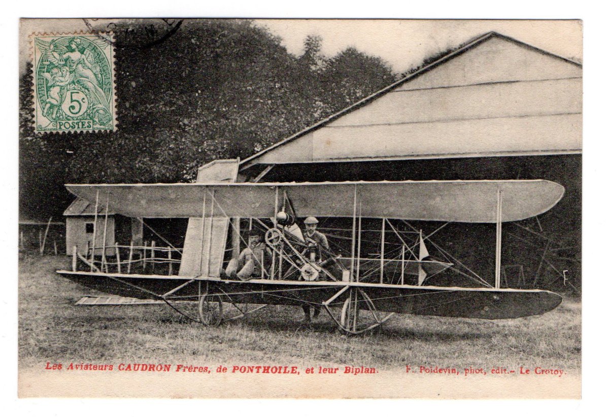 [Aviation] Carte postale acheminée le 15 juin 1910 ✈️ « Les aviateurs Caudron frères, de Ponthoile, et leur biplan ». Édition Fernand Poidevin, Le Crotoy. 
Une des premières représentations cartophiles de René et Gaston Caudron #PassionCaudron #LesPionniersdeLAvenir #acquisition