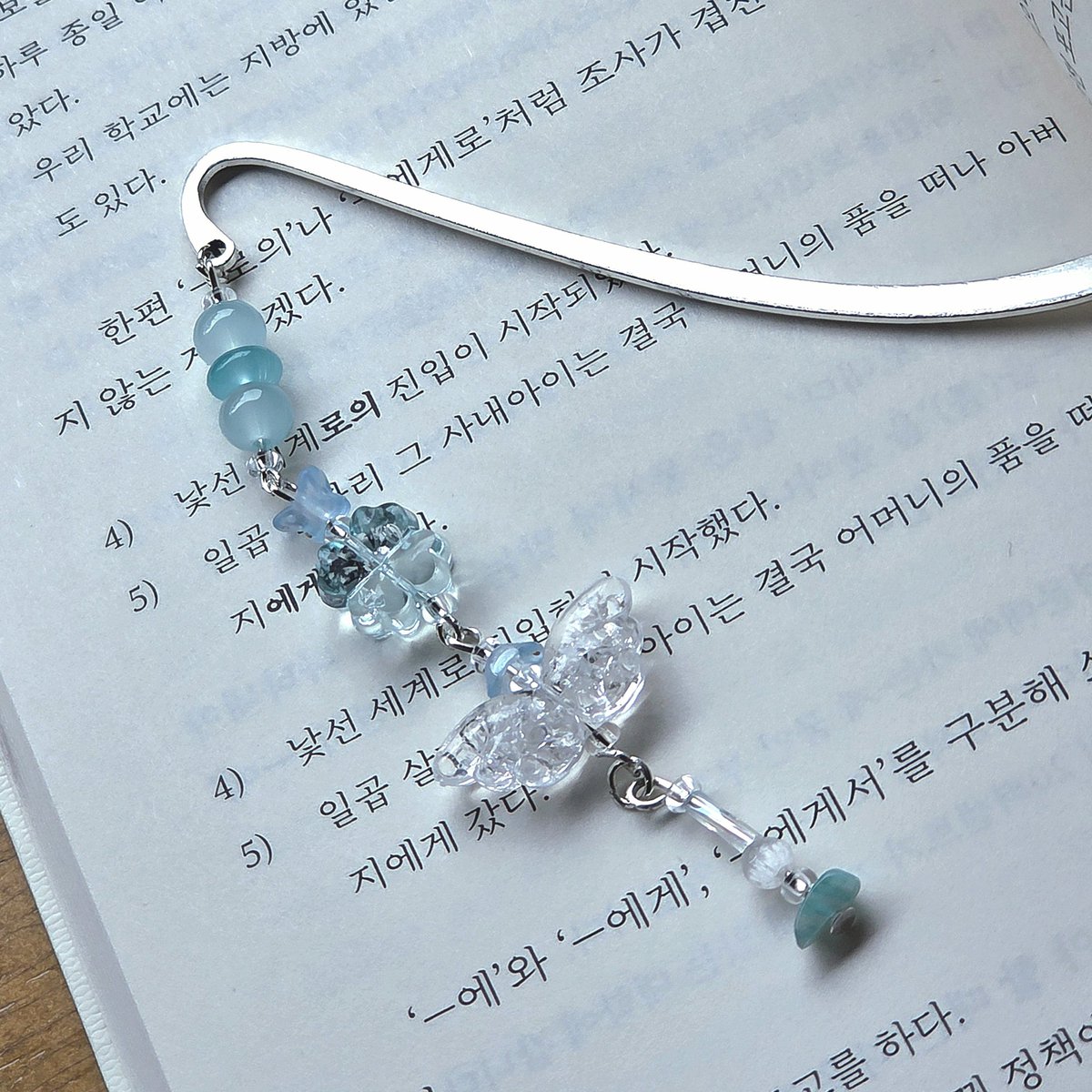 그리고 추가로 넣어주신
오픈 예정인 책갈피...🩵
맛보기라지만 넘 예쁜거 아니냐구요🤦‍♀️