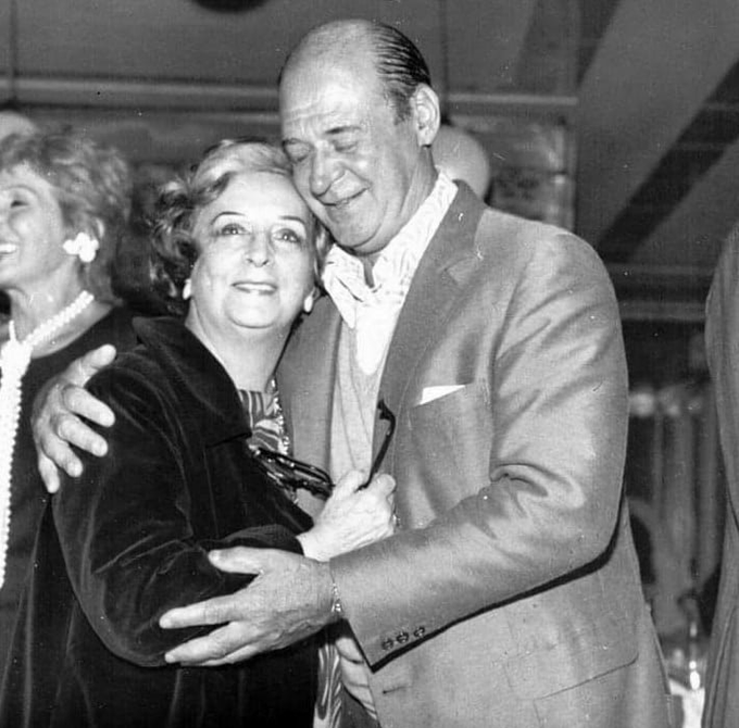 Una tierna foto para recordar el cumpleaños d una entrañable mujer y artista Argentina, la Sra. Olinda Bozán!
Acá con alguien con el q trabajo en varias peliculas como “La casa de los millones”, “La danza de la fortuna”, “Mientras el cuerpo aguante” Don Luis Sandrini 
Mi recuerdo