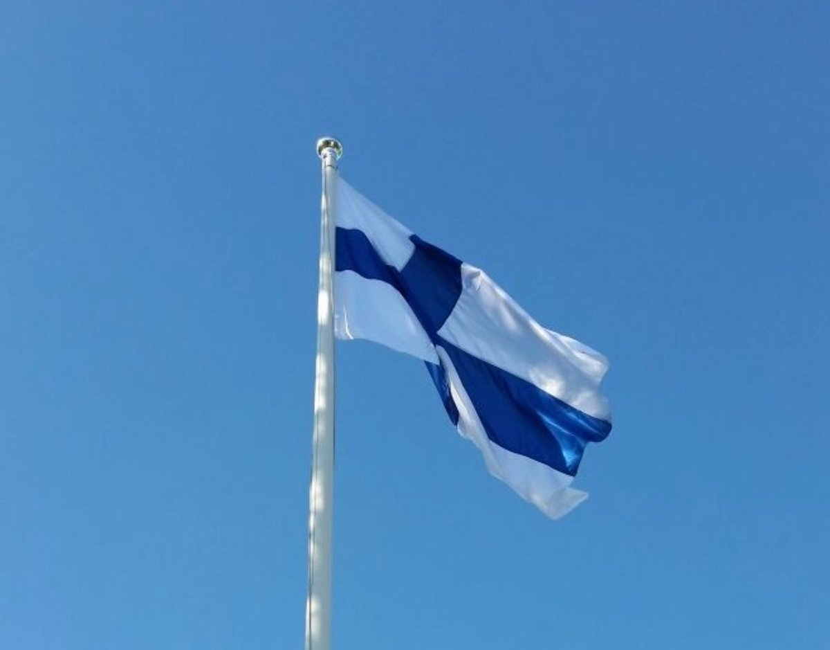 Hyvää juhannusta!

Tänään vietämme Suomen lipun päivää. 
I dag firar vi Finlands flaggas dag,
Today we celebrate the Day of of the Finnish Flag.