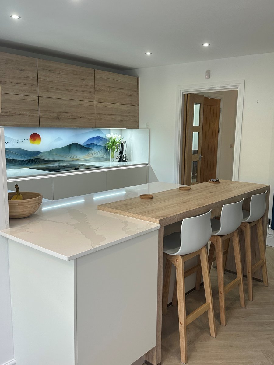 Mini escape🌅

Wrapped in the warmth of Sanremo oak and softness of ultra-matt white, this kitchen is a calm retreat in the middle of life’s busy rhythm.
 
The Fjord blue doors add just the right depth, while Calacatta gold quartz brings a touch of elegance.