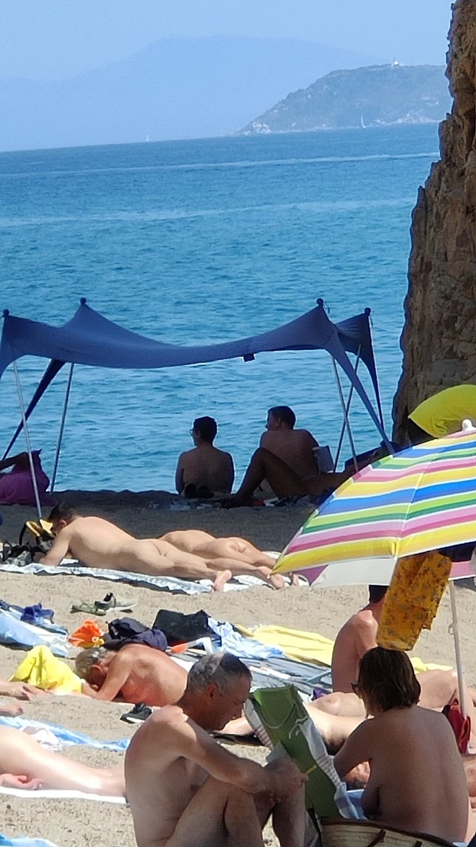 La indecència, la cara dura i l'incivisme també a la #IllaRoja amb carpes de 5m a la poca ombra que hi ha,  en cap de setmana i plena ocupació