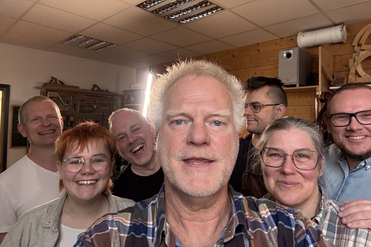 This week we are celebrating the publication of The Anders Jormin Masterclass! 🥳 Filmed in the beautiful workshop of Elinore Morris in Hedefors Bruk, Sweden, it's a deep dive into the bass techniques and music of this legendary artist. 
courses.discoverdoublebass.com/p/anders-jormi…