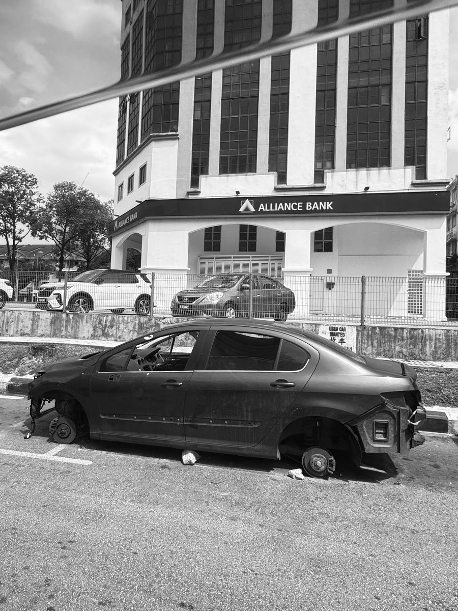 Fredchong96's tweet photo. This looks like a scene from a post-riot, abandoned city — but it’s actually just another day in #KuchaiLama.

Dear @MP @teresakok @dapmalaysia , this is happening right near your office. We voted for change, and we’re counting on you to act. #KuchaiLama deserves to be better 😕 https://t.co/imnrURO32e