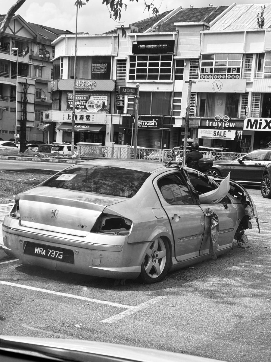 Fredchong96's tweet photo. This looks like a scene from a post-riot, abandoned city — but it’s actually just another day in #KuchaiLama.

Dear @MP @teresakok @dapmalaysia , this is happening right near your office. We voted for change, and we’re counting on you to act. #KuchaiLama deserves to be better 😕 https://t.co/imnrURO32e