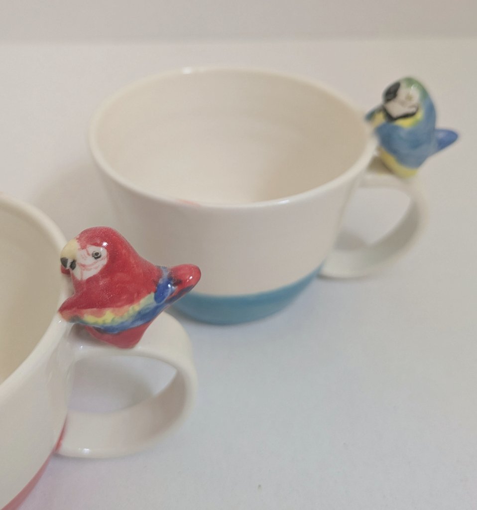 【一緒に飲みたい鳥さんのマグカップ】にベニコンゴウ&amp;ルリコンゴウインコさんが仲間入りしました〜🦜✨️
以前に遊んでくれたルリコンゴウさんの舌の分厚さが忘れられません😂
いつかコンゴウさんの香りもかぎたいです..🥹
#小鳥ガーデン