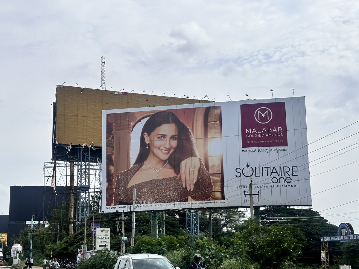 Hoarding by Malabar Gold in Chikkajala that doesn’t comply with the 60% Kannada rule. <a href="/Malabartweets/">MGD</a> 

@BBMPofficial ಏನ್ರೀ ಮಾಡ್ತಿದ್ದೀರ? 

#NameBoardsInKannada 
#ServeInMyLanguage 

#ಕನ್ನಡ_ಹೆಸರಲಗೆ