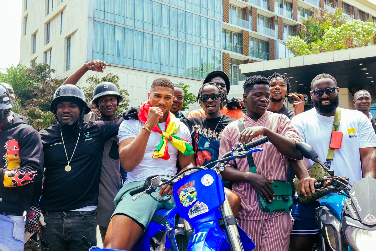 keeimag's tweet photo. From the ring to the streets of Accra 🇬🇭 AJ linking up with the real ones! @anthonyjoshua 🇳🇬 Chale chalee 
#boxer #champ #Naija https://t.co/s1mUmWyOqZ