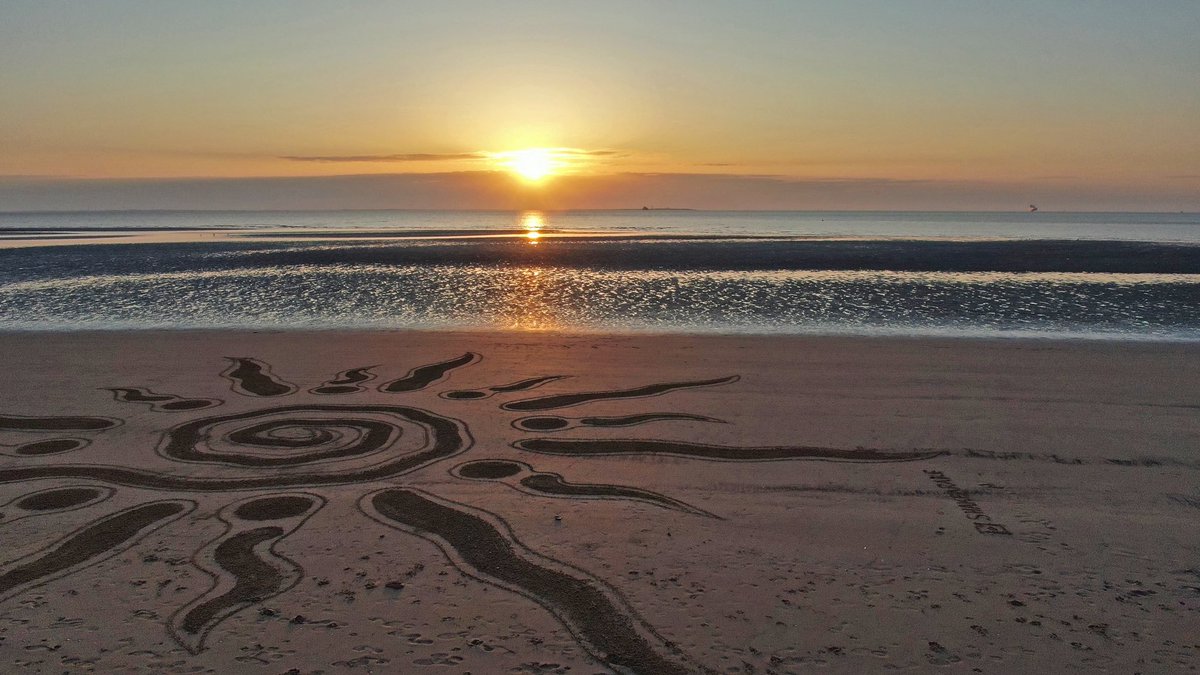 Summer solstice Humberston Fitties beach. Thanks to KrisJwn for the share 

🌅💞