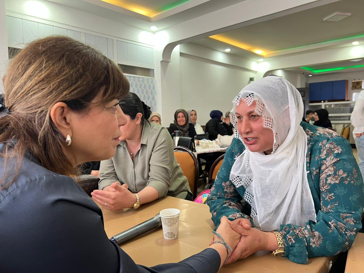 HDKKadin's tweet image. Eş Sözcümüz Meral Danış Beştaş ve kadın meclisimiz ile birlikte Ümraniye Zivzikliler Derneği kadın kahvaltısına katıldık.
Hem Barış ve Demokratik Toplum süreci hakkında görüş alışverişinde bulunduk hem de gençlerin ve ailelerin uyuşturucu ile mücadelesini konuştuk.