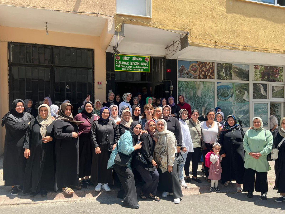 HDKKadin's tweet image. Eş Sözcümüz Meral Danış Beştaş ve kadın meclisimiz ile birlikte Ümraniye Zivzikliler Derneği kadın kahvaltısına katıldık.
Hem Barış ve Demokratik Toplum süreci hakkında görüş alışverişinde bulunduk hem de gençlerin ve ailelerin uyuşturucu ile mücadelesini konuştuk.