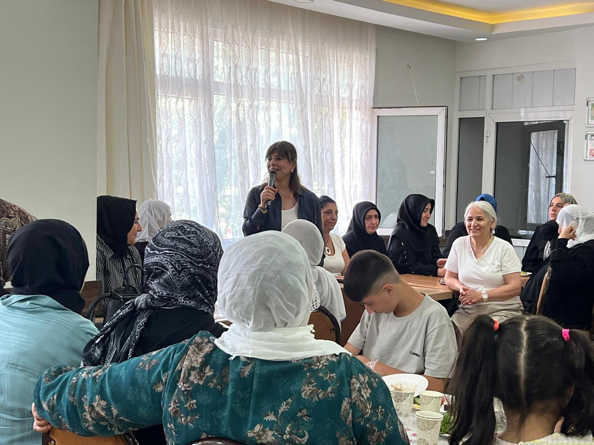 HDKKadin's tweet image. Eş Sözcümüz Meral Danış Beştaş ve kadın meclisimiz ile birlikte Ümraniye Zivzikliler Derneği kadın kahvaltısına katıldık.
Hem Barış ve Demokratik Toplum süreci hakkında görüş alışverişinde bulunduk hem de gençlerin ve ailelerin uyuşturucu ile mücadelesini konuştuk.