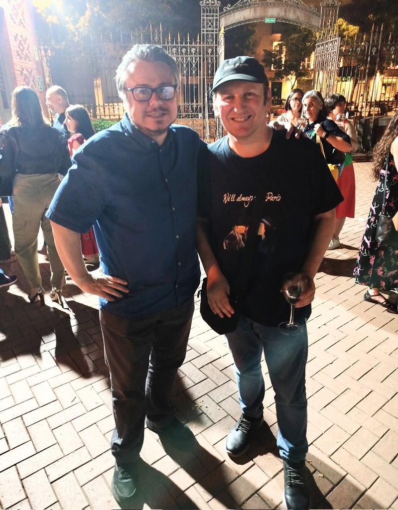 Hace unos días tuve ocasión de coincidir con Francisco de Paula. Hablamos durante un buen rato de cosas mundanas y me pareció un tipo de lo más sencillo, lo cual no es baladí teniendo en cuenta que habrá vendido como un millón de libros. Quizá le conozcáis como Blue Jeans... 😉