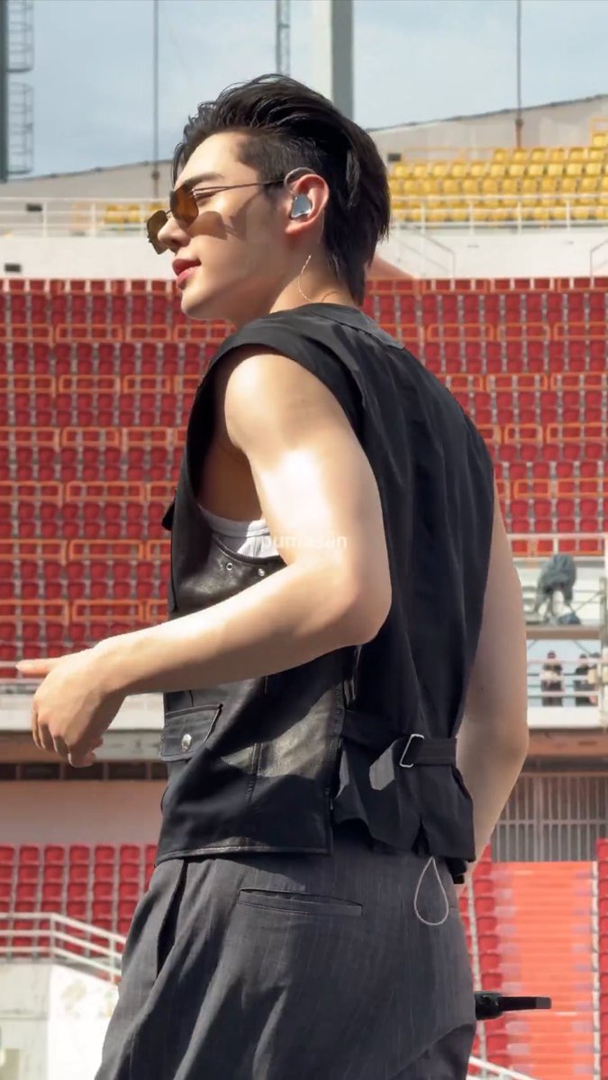 hoonikiz's tweet image. sunghoon undercut, bicep, and glasses 🫠
