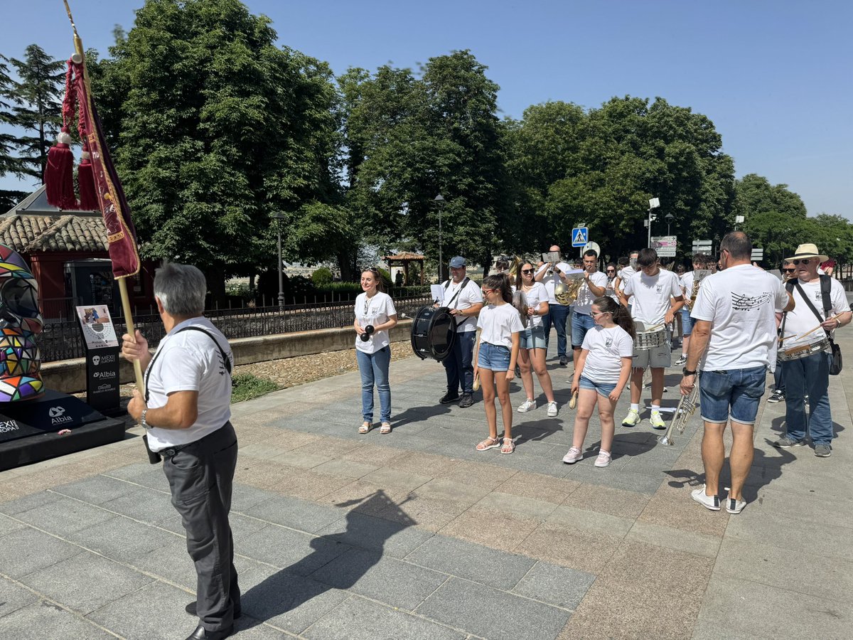 La <a href="/BandaDeAvila/">BANDA DE MÚSICA DE ÁVILA</a> inunda las calles de pasodobles y alegría en esta soleada mañana