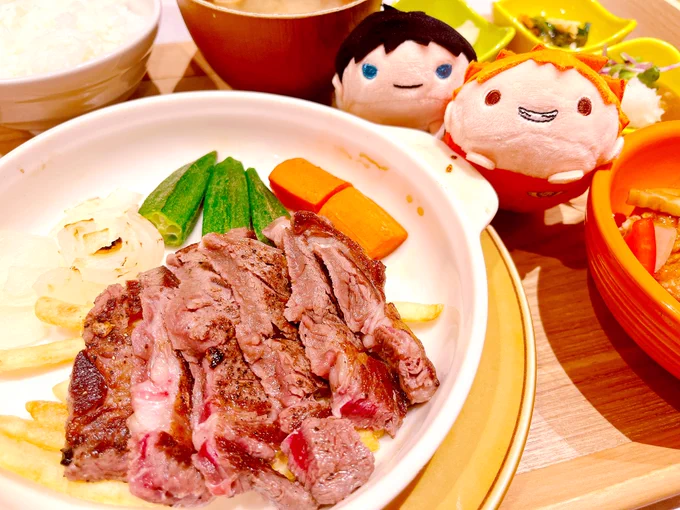 お誕生日おめでとうお肉だよのるショヨさん...後ろのかれぴっぴがいっぱい食えよって顔してるね(このあと美味しくいただくもんね)