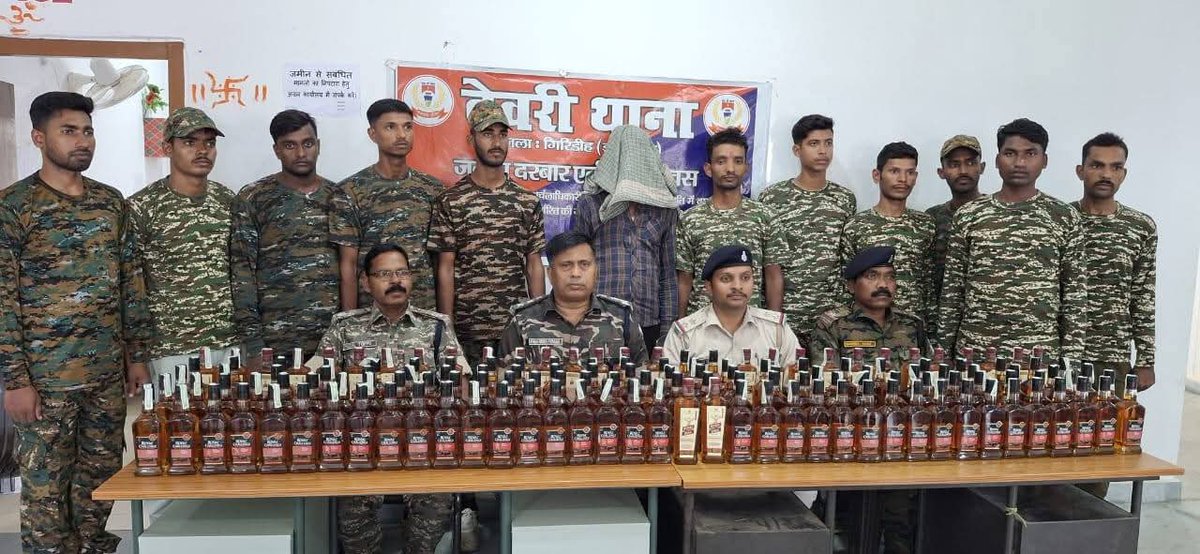 RKumar1436's tweet photo. गिरिडीह :- देवरी थाना क्षेत्र के नवादा गांव के पास प्लाई लदा पिकअप वैन अनियंत्रित होकर पलटा, पुलिस घटना पे पहुंच के पिकअप वाहन ओर वाहन चालक को अपनी कब्जा मे ले कर देवरी थाना ले गई 
पुलिस द्वारा आवश्यक विधिक कार्रवाई की जा रही है ||
@GIRIDIHPOLICE
@GiridihDc
@JharkhandPolice https://t.co/qwSPCXcCYt