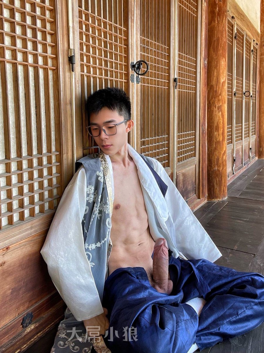 小狼狗的大鸡吧能肏的叔叔嗷嗷叫，狠硬持久！
大叔骚0来聊，看你如何握着我的大鸡吧舔，我会不留情的肏干叔叔的浪逼！